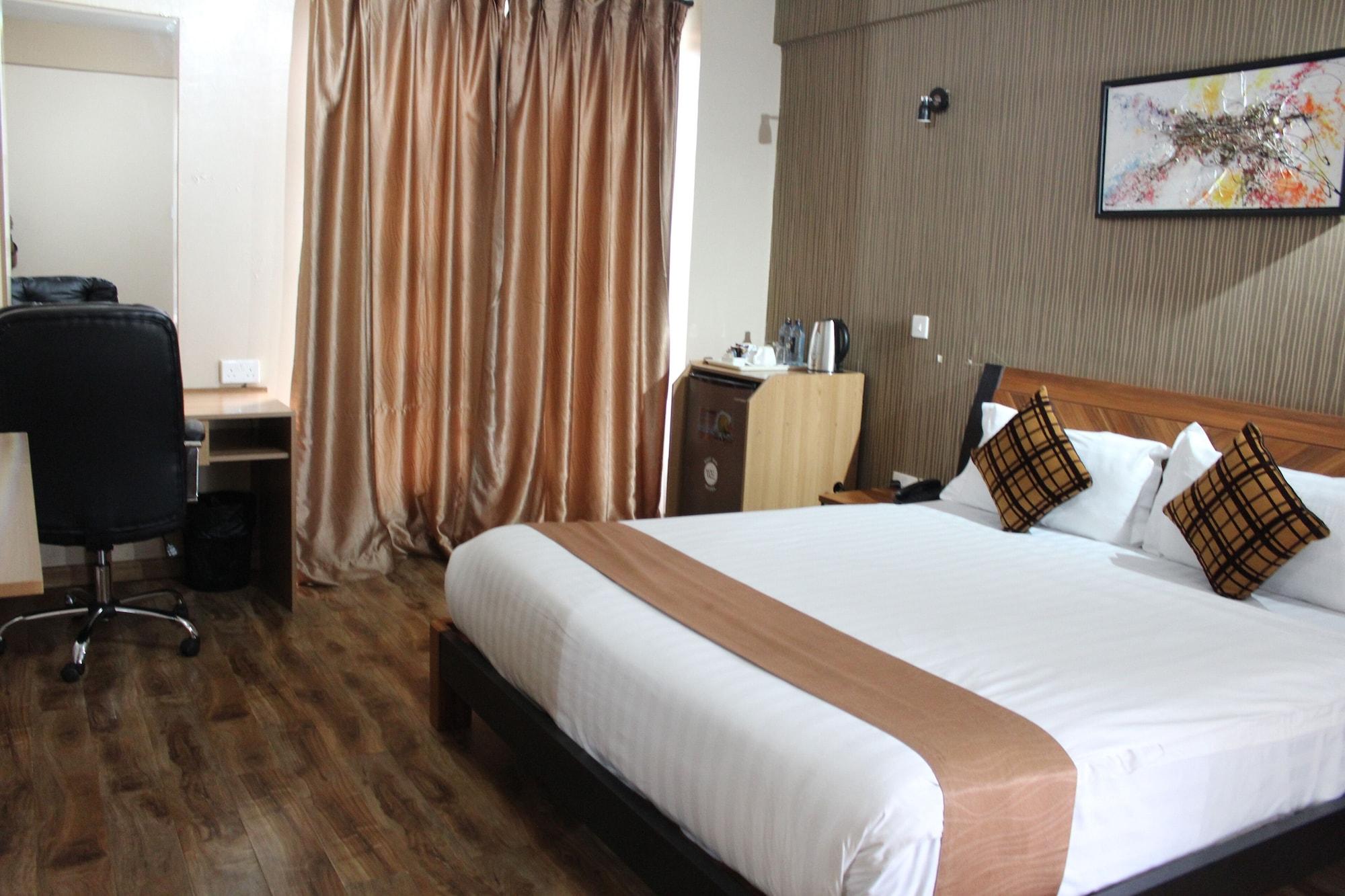 We Hotel And Suites Найроби Экстерьер фото