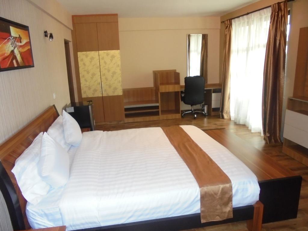 We Hotel And Suites Найроби Экстерьер фото