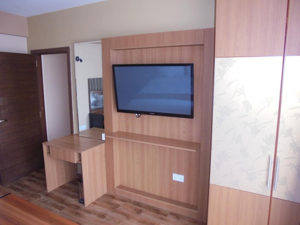 We Hotel And Suites Найроби Экстерьер фото