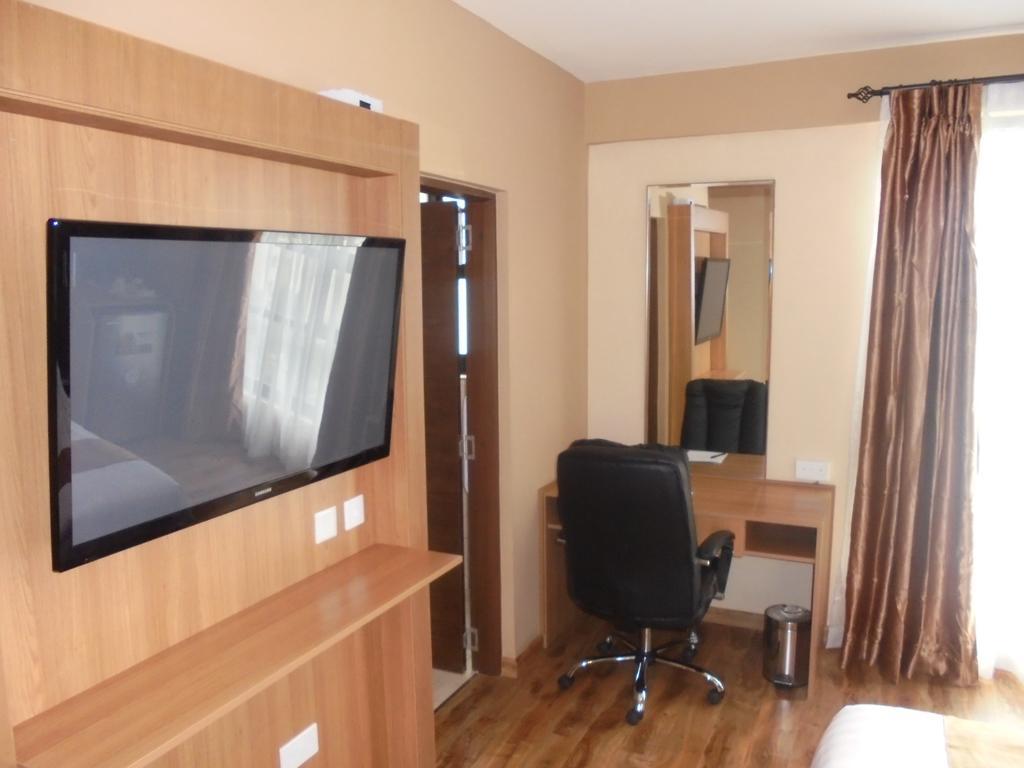 We Hotel And Suites Найроби Экстерьер фото