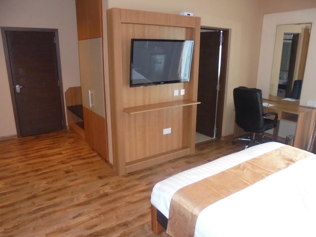 We Hotel And Suites Найроби Экстерьер фото