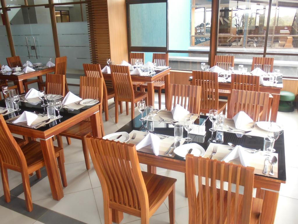 We Hotel And Suites Найроби Экстерьер фото