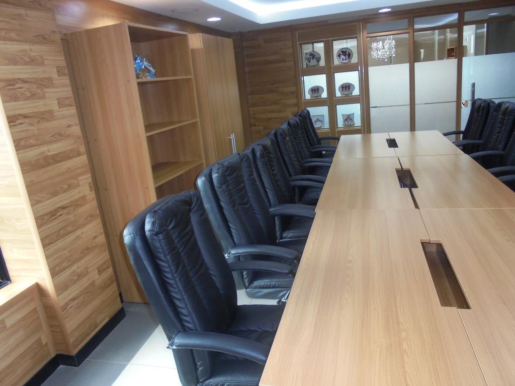 We Hotel And Suites Найроби Экстерьер фото