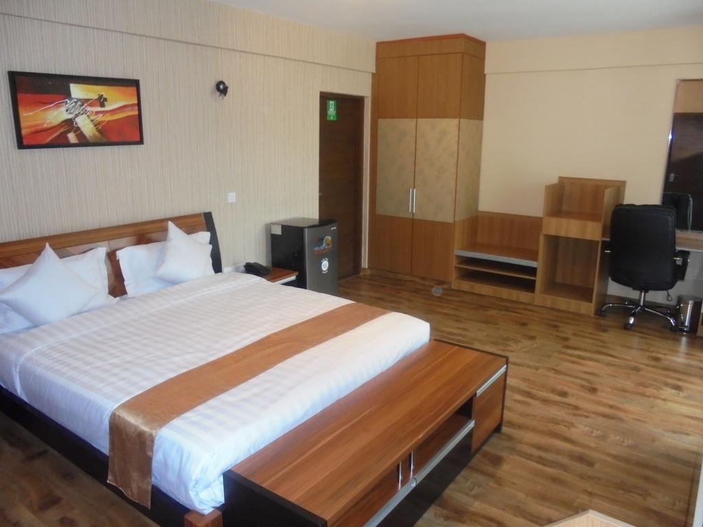 We Hotel And Suites Найроби Экстерьер фото