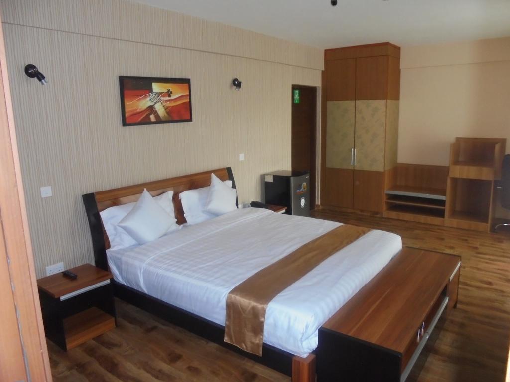 We Hotel And Suites Найроби Экстерьер фото